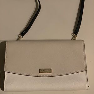 Kate Spade wallet crossbody. Removeable strap.